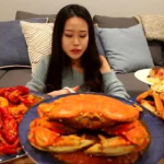 小姐姐吃海鲜整盘视频,小姐姐独享美味瞬间