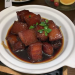 小姐姐吃红烧鸡爪子图片,小姐姐大快朵颐红烧鸡爪子