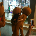 两个小姐姐抢麦当劳,麦当劳前上演抢食大战