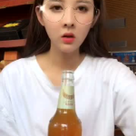 袋装啤酒小姐姐,时尚新宠，畅饮新风尚