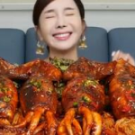 韩国小姐姐吃鱼和金针菇,鱼与金针菇的完美邂逅